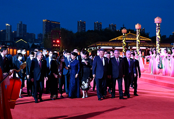 习近平和彭丽媛为出席中国—中亚峰会的中亚国家元首夫妇举行欢迎仪式和欢迎宴会并共同观看中国同中亚国家人民文化艺术年暨中国—中亚青年艺术节开幕式演出